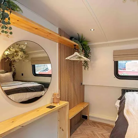 The Vaetten Hues Luxury Boat Manchester Exterior photo
