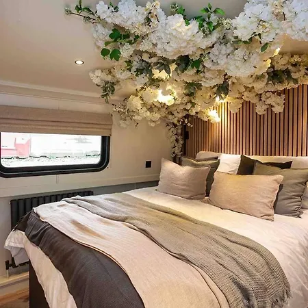 The Vaetten Hues Luxury Boat Manchester Exterior photo